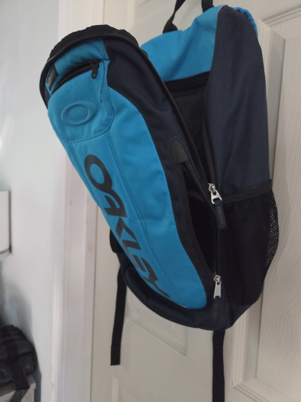 Oakley Blue and Black Backpack - Picture 3 of 4